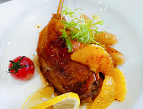 油焖鸭腿配橙肉